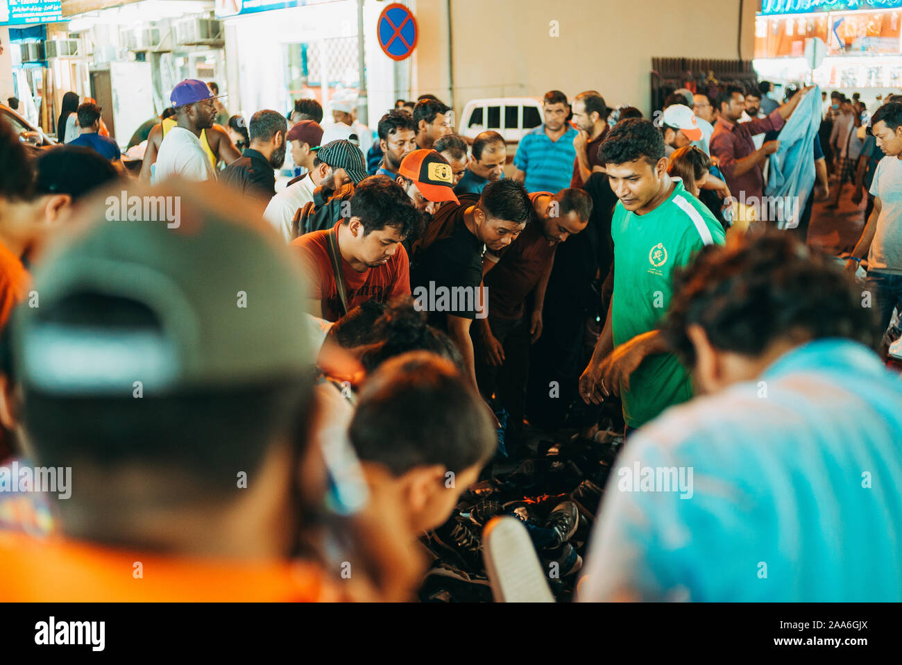 Kunden schauen Sie sich Schuhe an einem Abend im Souq Haraj - ein berühmter Flohmarkt, deren Anbieter manchmal der örtlichen Satzung missachten, Stockfoto