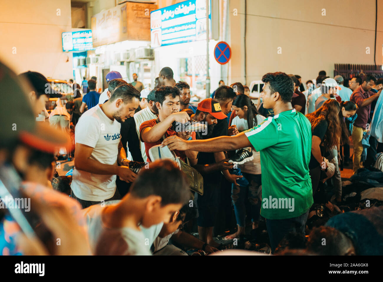 Einem Straßenhändler verkauft ein Paar Schuhe an einem Abend im Souq Haraj - Eine lebendige Flohmarkt in Doha, Katar Stockfoto