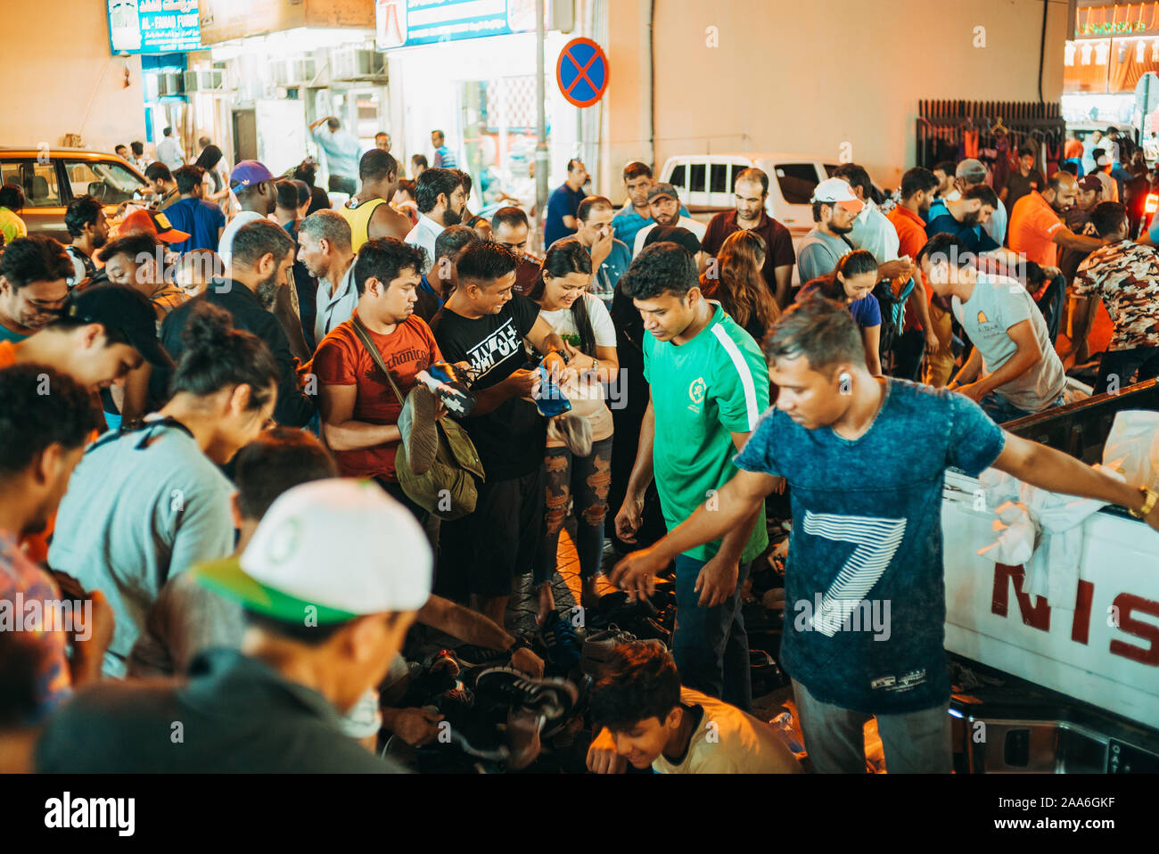 Eine Menge Kontrollen, die Schuhe eines Abends im Souq Haraj - ein berühmter Flohmarkt, deren Anbieter manchmal der örtlichen Satzung missachten, Stockfoto