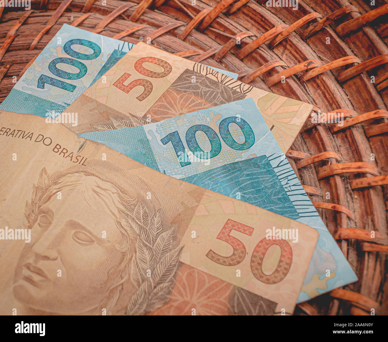 Real-brasilianischen Währung. Geld wechsel in einen kleinen Korb. Stockfoto