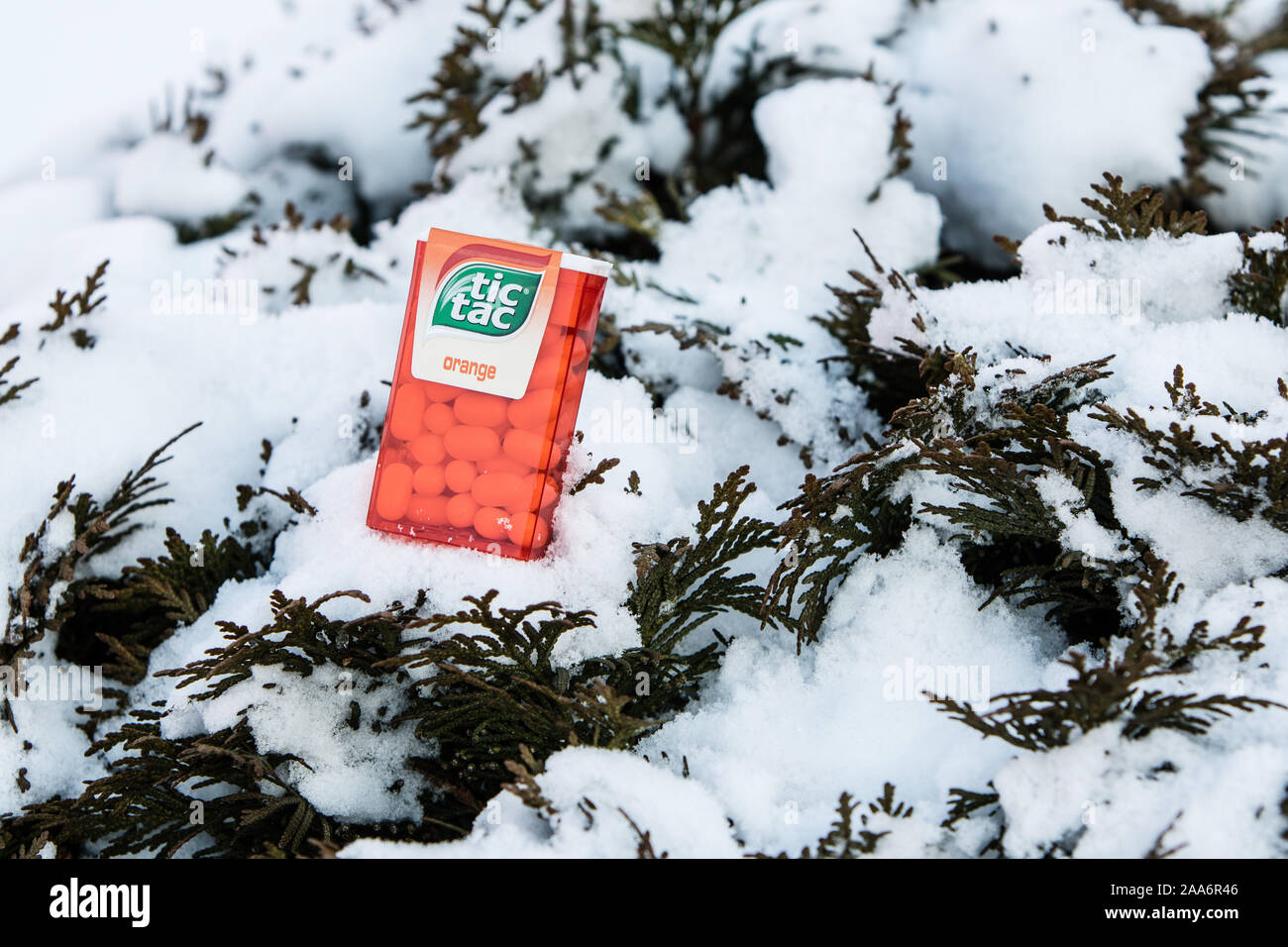 TIC TAC Spearmint/Orange mix verwendet den Mund zu aktualisieren, kühlen Atem und gibt einen angenehmen Geruch. TicTac Marke von kleinen, harten Minzen, die von Ferrero. Stockfoto