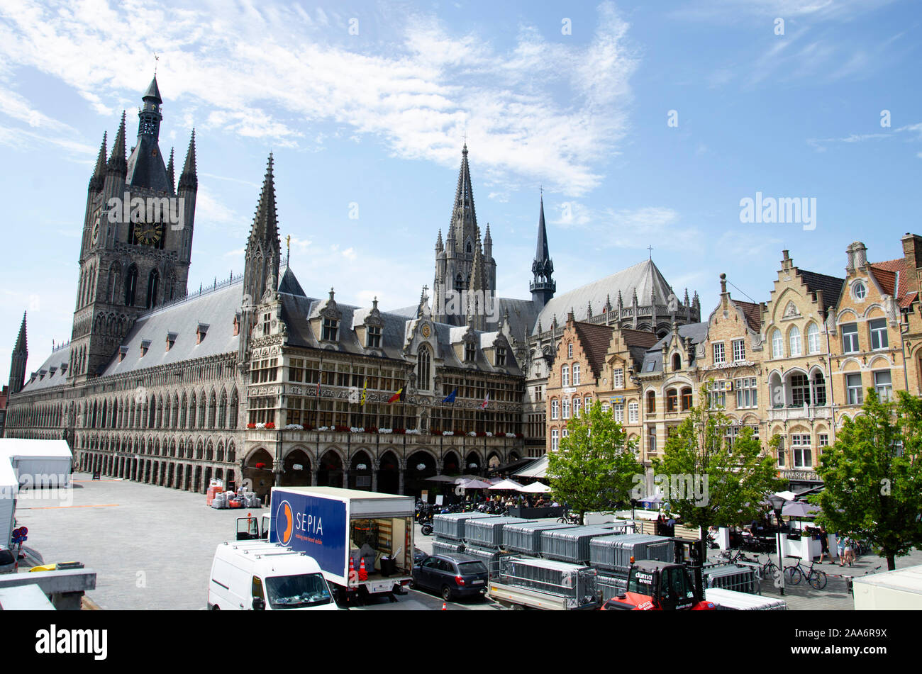 Schöne Sicht auf die großen Tuchhallen, einem mittelalterlichen Gebäude, Ieper, Belgien, Europa Stockfoto