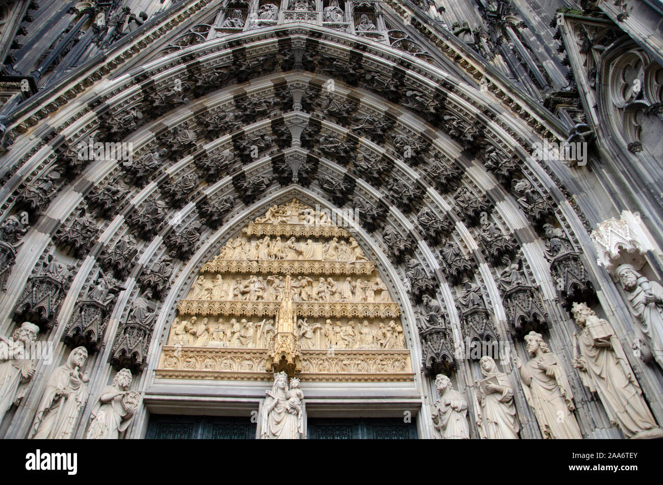 Details von Figuren aus Stein auf der Fassade der Kathedrale, Köln, Nordrhein-Westfalen, Deutschland, Europa Stockfoto