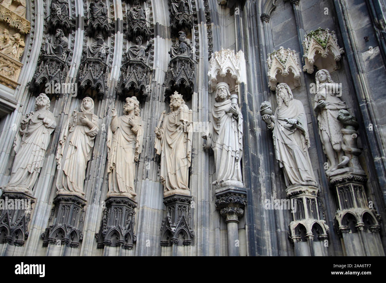 Details von Figuren aus Stein auf der Fassade der Kathedrale, Köln, Nordrhein-Westfalen, Deutschland, Europa Stockfoto