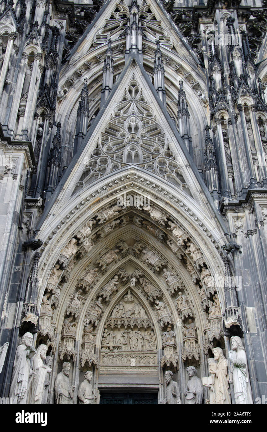 Details von Figuren aus Stein auf der Fassade der Kathedrale, Köln, Nordrhein-Westfalen, Deutschland, Europa Stockfoto