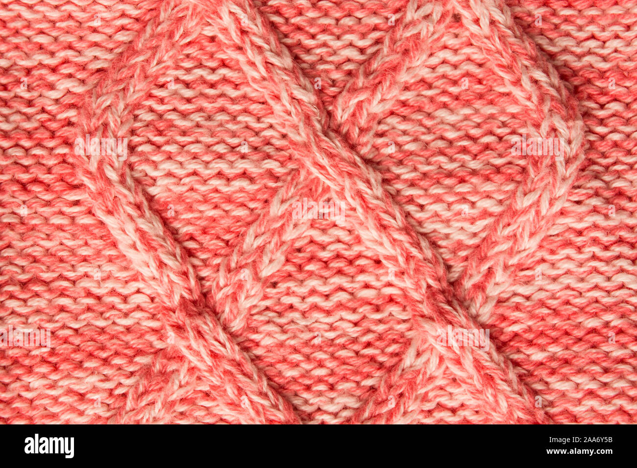 Rot Pullover strukturierten Hintergrund mit Muster. Textile wollene Kleidung für den Winter. Vertikale. Flach Stockfoto