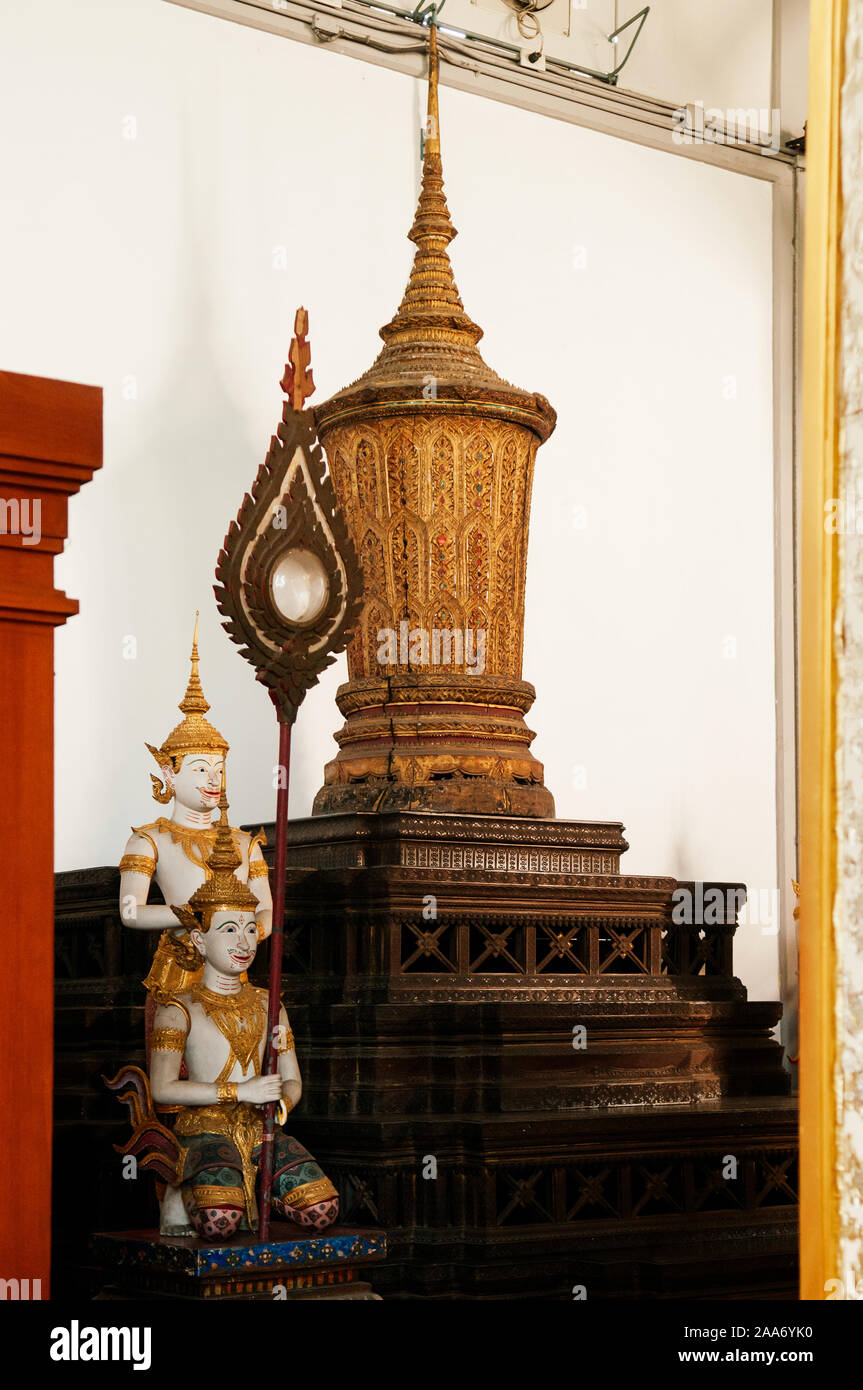 Okt 24, 2019 Bangkok, Thailand - Bangkok National Museum antique Golden Royal Urne Sarg und Begräbnis Schmuck Engel Skulpturen Stockfoto