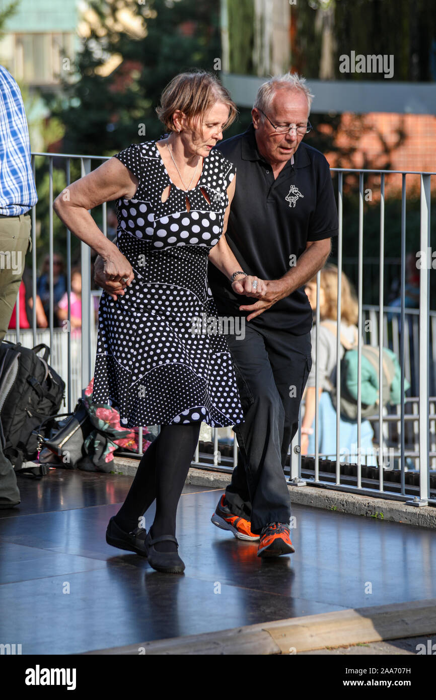 Ältere Paare tanzen in die 50er Jahre Stil Musik in Linnamäki amusement park in Helsinki, Finnland Stockfoto