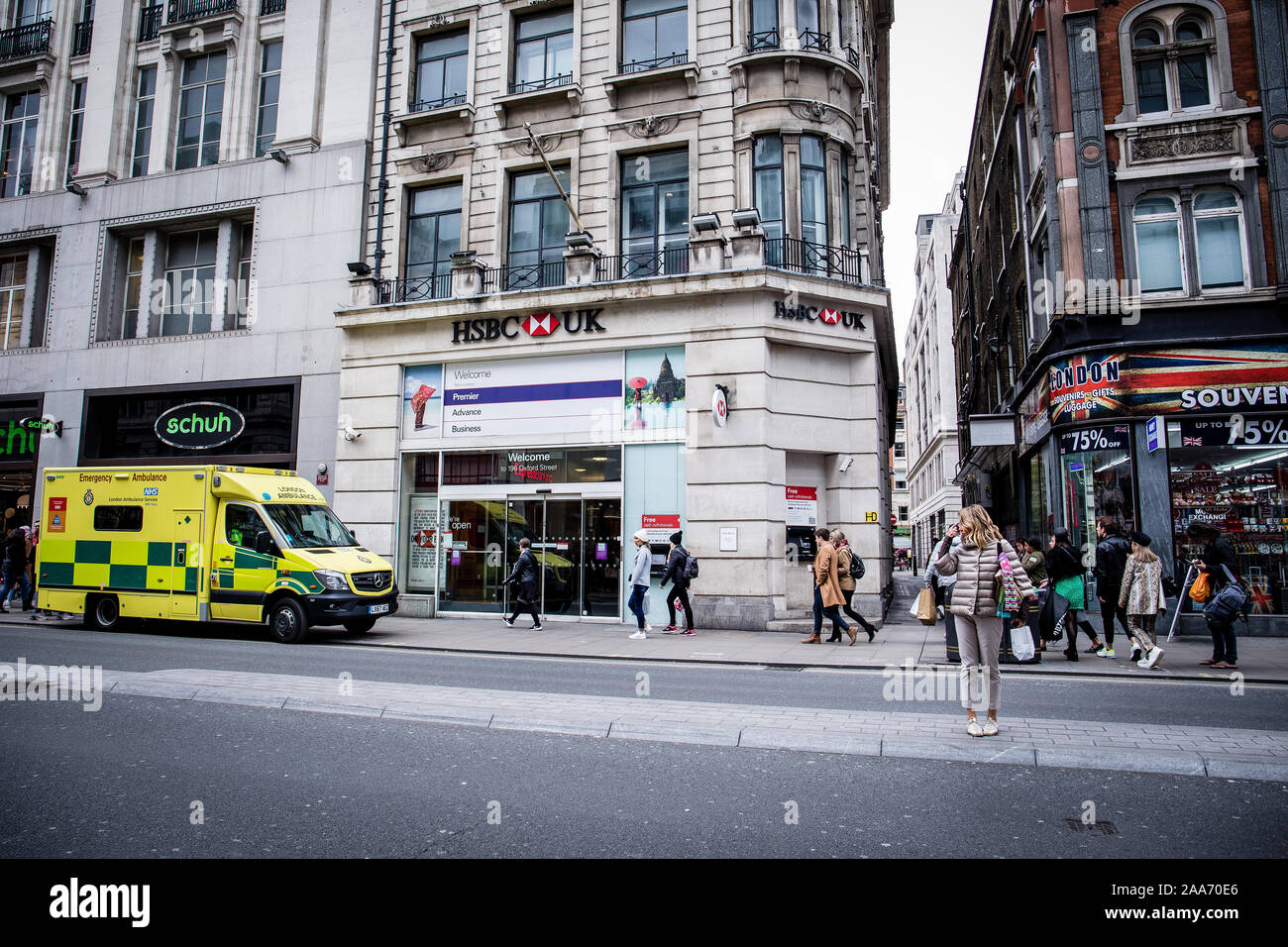 LONDON, Großbritannien - 5. Mai 2019 HSBC Zeichen auf einer Bank in London. Die Oxford Street, der Haupteinkaufsstraße. Stockfoto
