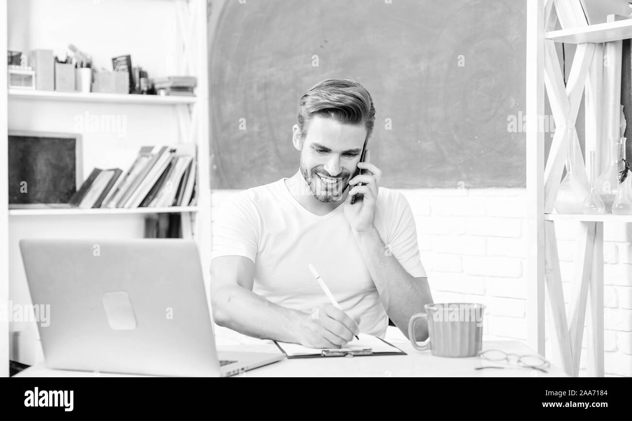 Angenehme Lehrer. student Mann im Klassenzimmer mit Tee Tasse. Mann notieren und trinken Kaffee. zurück zur Schule. Arbeitstag morgen. moderne Bildung. College Leben. Schule Lehrer mit Computer und Handy. Stockfoto