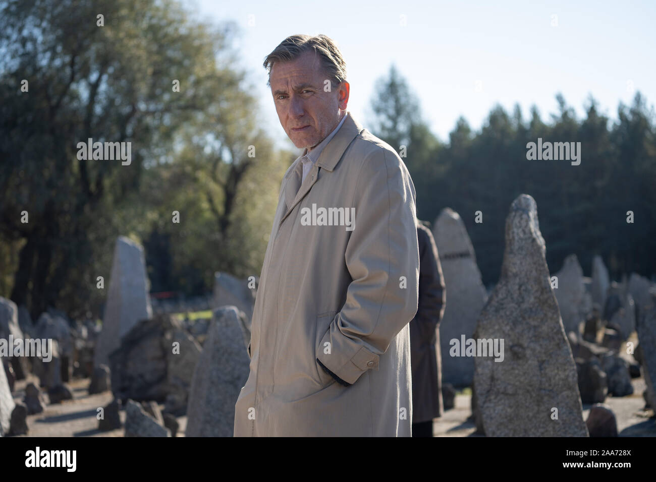 Erscheinungsdatum: Dezember 25, 2019 TITEL: Das Lied von Namen Studio: Sony Pictures Classics REGISSEUR: Francois Girard PLOT: Tim Roth und Clive Owen Stern in einer emotionalen Detektivgeschichte, verteilt auf zwei Kontinenten und ein halbes Jahrhundert. Unter Betäubung und pulsierenden musikalischen Offenbarungen des Film brennen die Schrecken eines Krieges und die verlorenen Seelen aus der Geschichte ausgelöscht. STARRING: Tim Roth als Martin. (Bild: © Sony Pictures Classics/Entertainment Bilder) Stockfoto