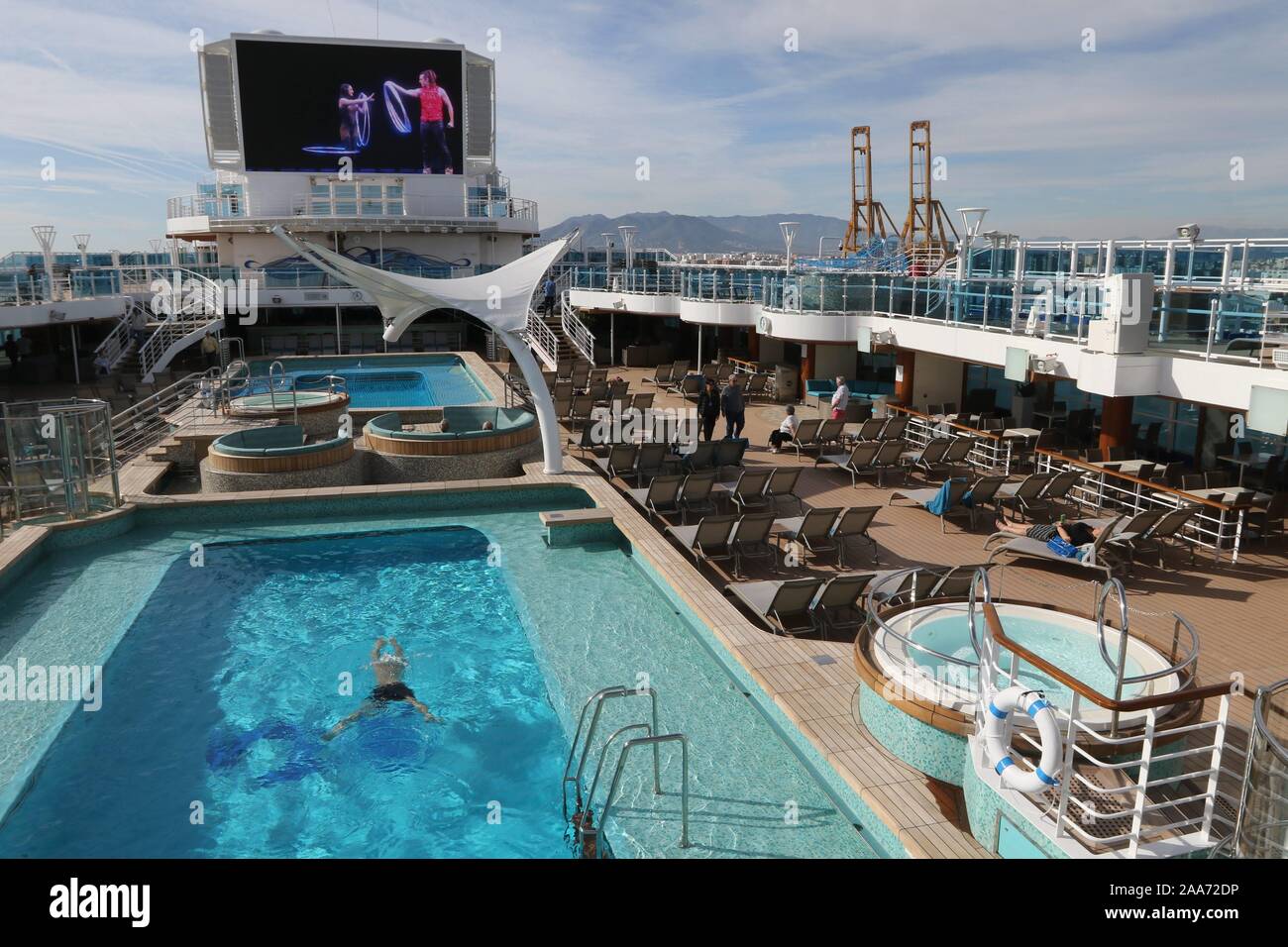 19. November 2019 (Malaga) Das Schiff Himmel Prinzessin, letzte Übernahme des Unternehmens von Luxus navigation Princess Cruises, hat heute zum ersten Mal den Hafen von Malaga, wo es in Terminals wird bis 20 Stunden angedockt ein von Kreuzfahrten bleiben, der Moment, in dem er sich für seinen nächsten Bestimmungsort verlassen besucht: Bahia de Cádiz. Dieses Schiff, das von dem italienischen Unternehmen Ficantieri, begonnen, Segeln im Oktober gebaut, eine kurze Rundfahrt durch das Mittelmeer, bevor sie positioniert sich in der Karibik. Credit: CORDON PRESSE/Alamy leben Nachrichten Stockfoto