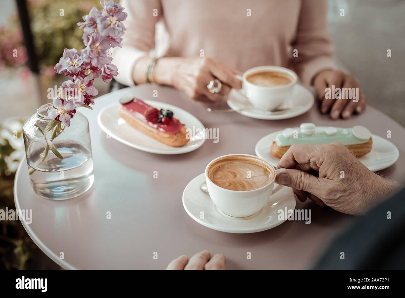 Blick von oben auf eine Tasse Kaffee steht auf dem Tisch Stockfoto