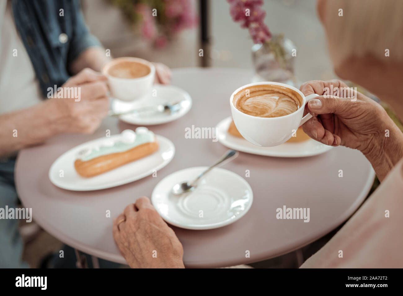 Selektiver Fokus einer Tasse mit köstlichen Kaffee Stockfoto