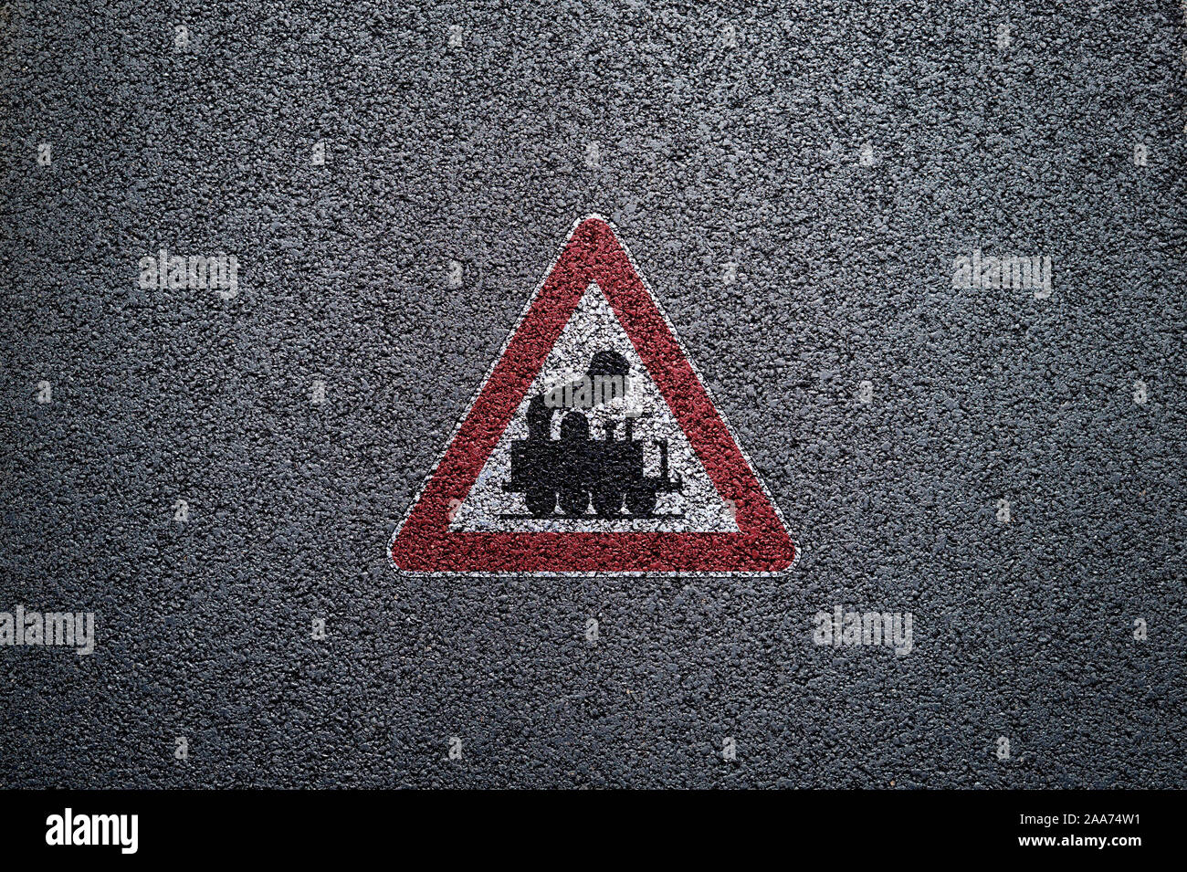 Verkehrs- und Hinweisschilder auf Asphalt Stockfoto