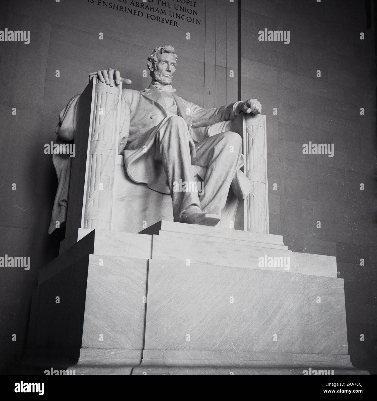 1960, historische, die sitzende Figur von Abraham Lincoln in Washington DC, USA. Im Georgischen Marmor von Daniel Chester French 1920 modelliert, die große 170-Tonnen schwere Statue sitzt in dem Lincoln Memorial. Stockfoto