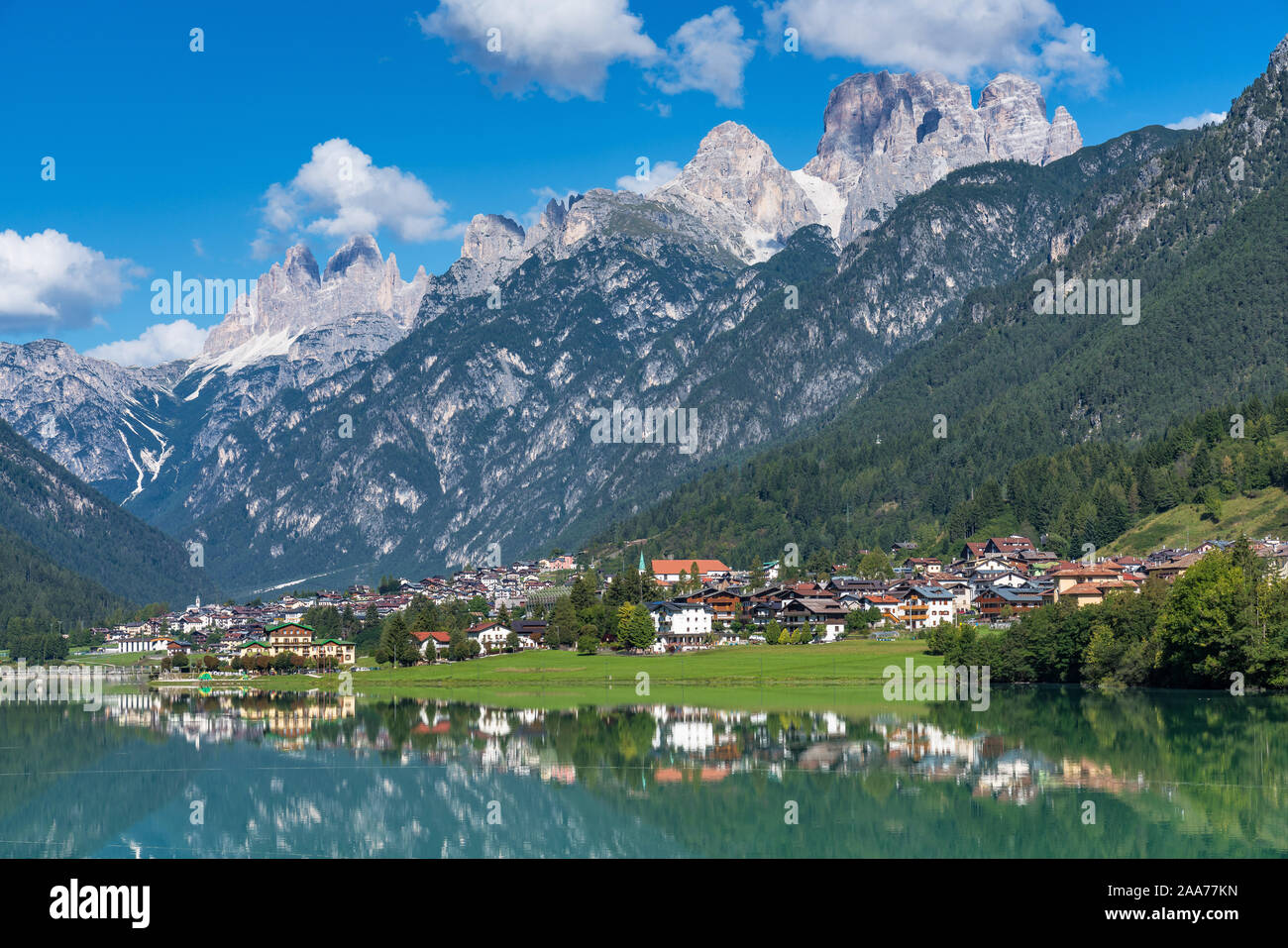 See Santa Caterina oder Auronzo See - ein künstlicher See in der Nähe der Stadt Auronzo di Cadore in den Dolomiten in der Provinz Belluno, Italien Stockfoto