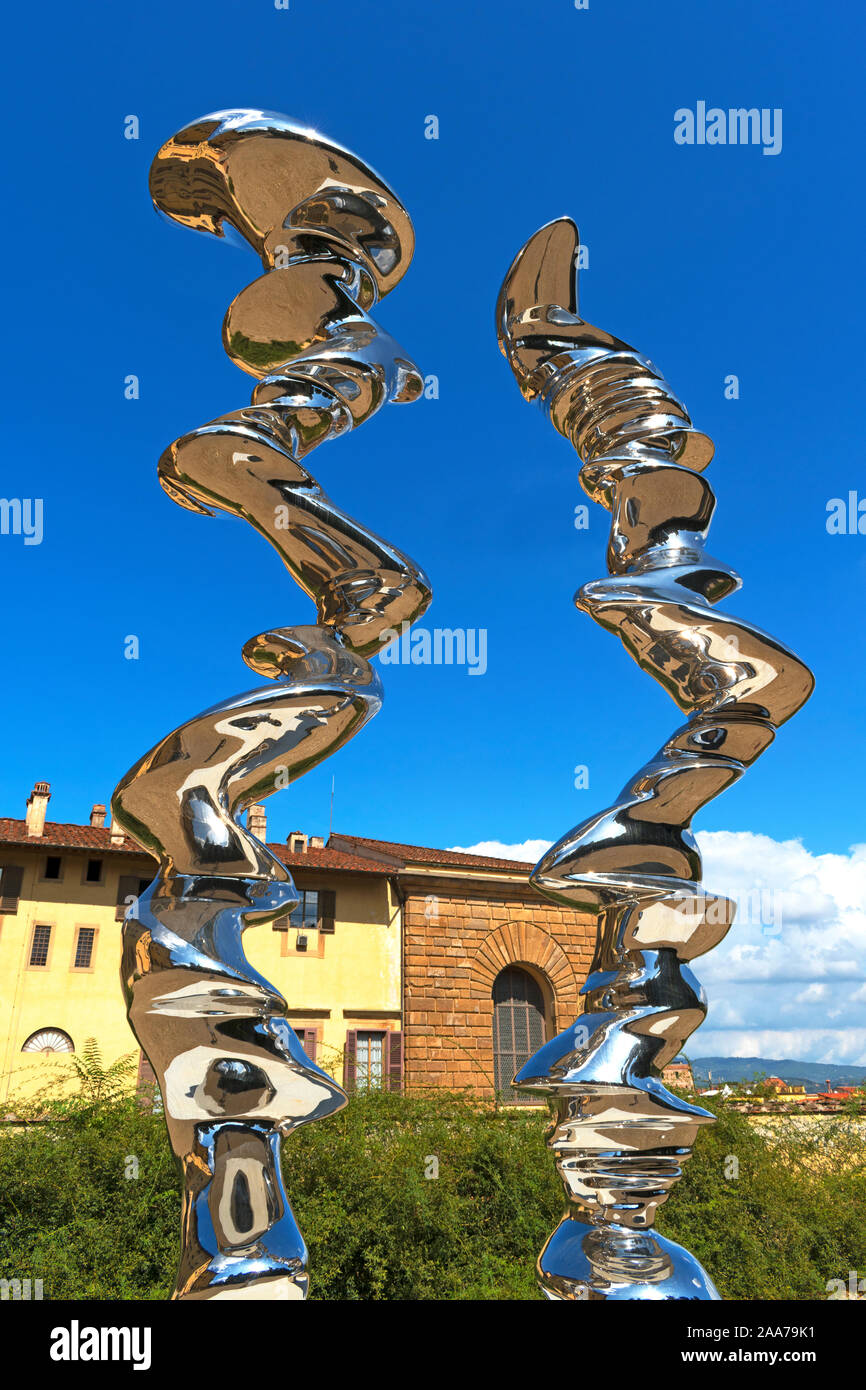 Tony Cragg Skulpturen, elliptische Spalte und Sicht auf die Boboli Gärten in Florenz, Italien. Stockfoto