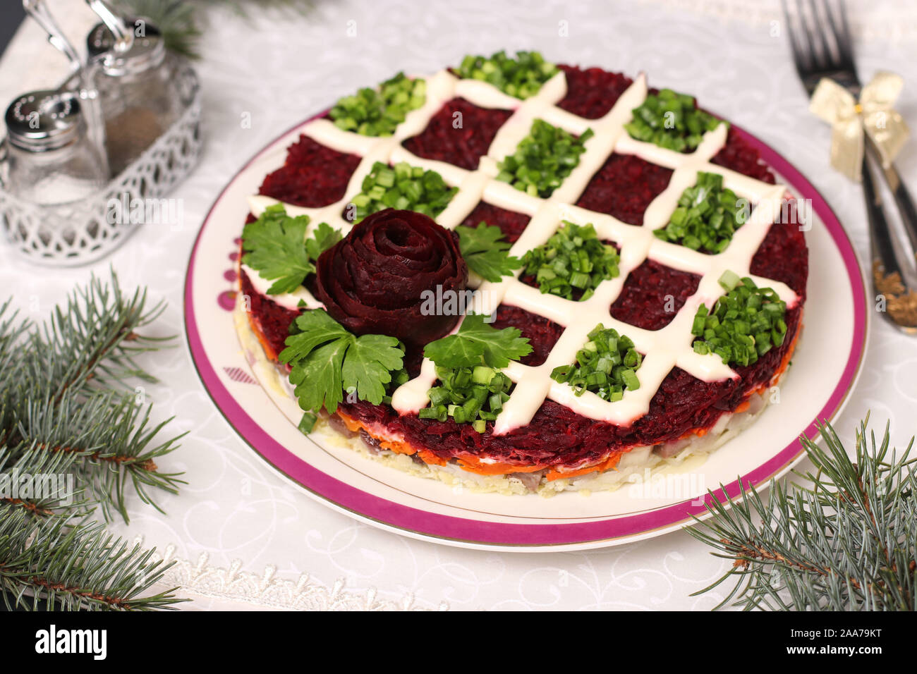 Traditionelle russische Urlaub salat Hering unter einem Pelzmantel auf einem Weihnachten Hintergrund, horizontale Ausrichtung Stockfoto