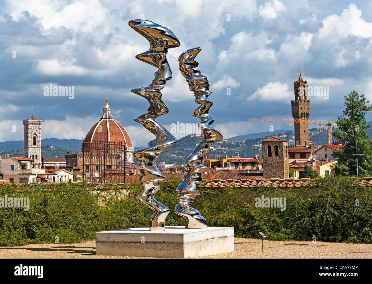 Tony Cragg Skulpturen, elliptische Spalte und Sicht auf die Boboli Gärten in Florenz, Italien. Stockfoto