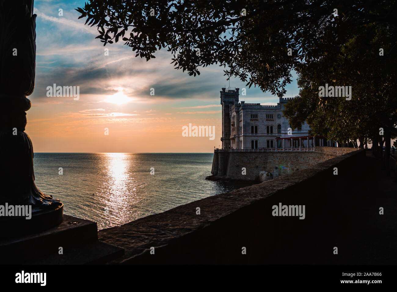 Dramatische Sicht auf die Touristen vor Ort Castello di Miamare (Schloss Miramare) in Triest, Italien, an der Mittelmeer Küste in Europa beim Sonnenuntergang. Vi. Stockfoto