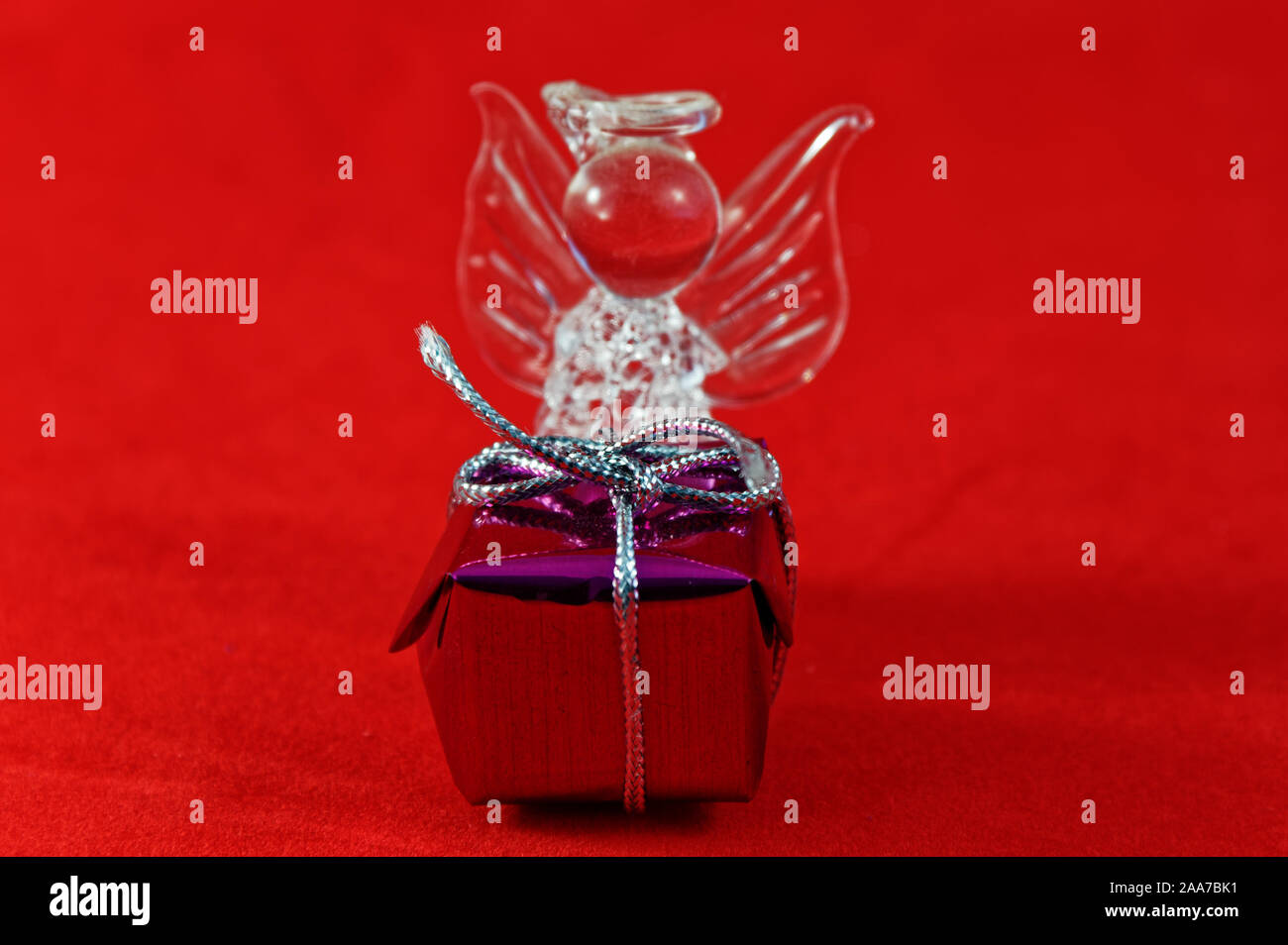 Ein Engel steht hinter einem Weihnachtsgeschenk - der Geist der Weihnacht Stockfoto