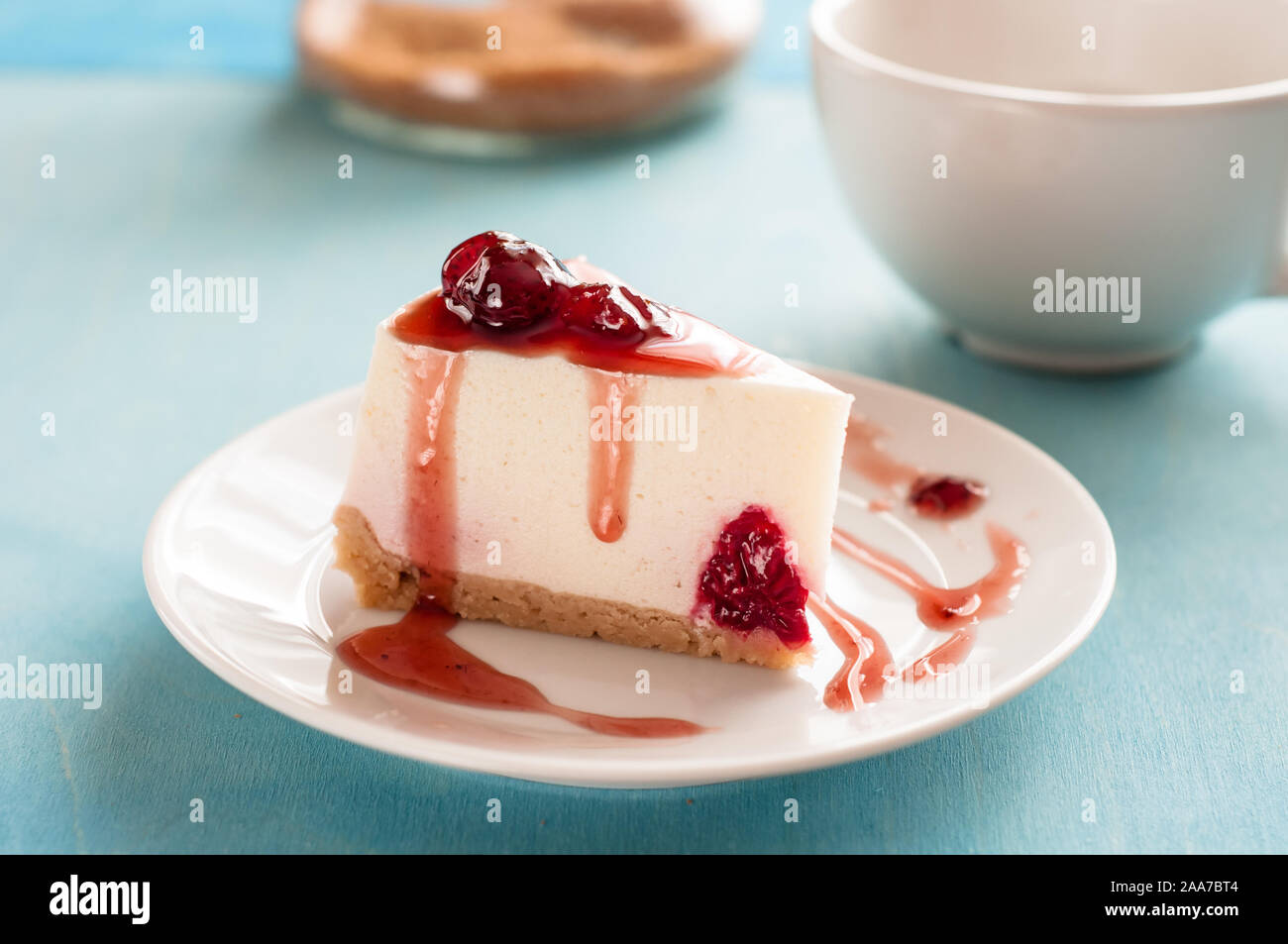 Käsekuchen keine Backen mit Erdbeermarmelade auf der Platte closeup Stockfoto