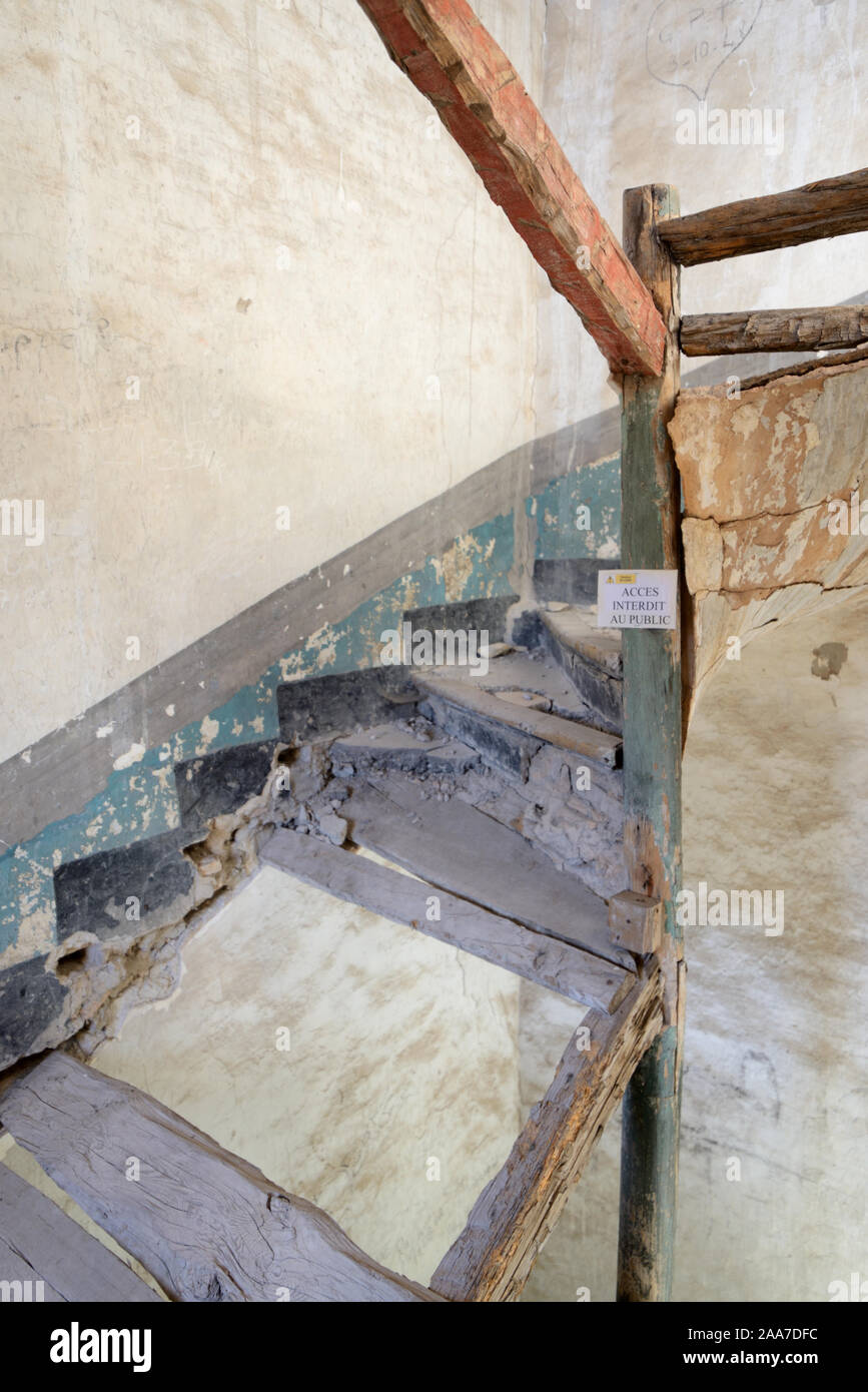 Alte verrottet, gefährlichen & beschädigte Treppe oder Treppe Stockfoto