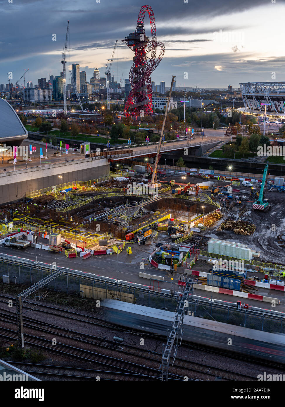 London, England, Großbritannien - 4. November 2019: baukräne stehen über Baustellen neben dem ArcelorMittal Orbit Turm und Olympiastadion während Stockfoto