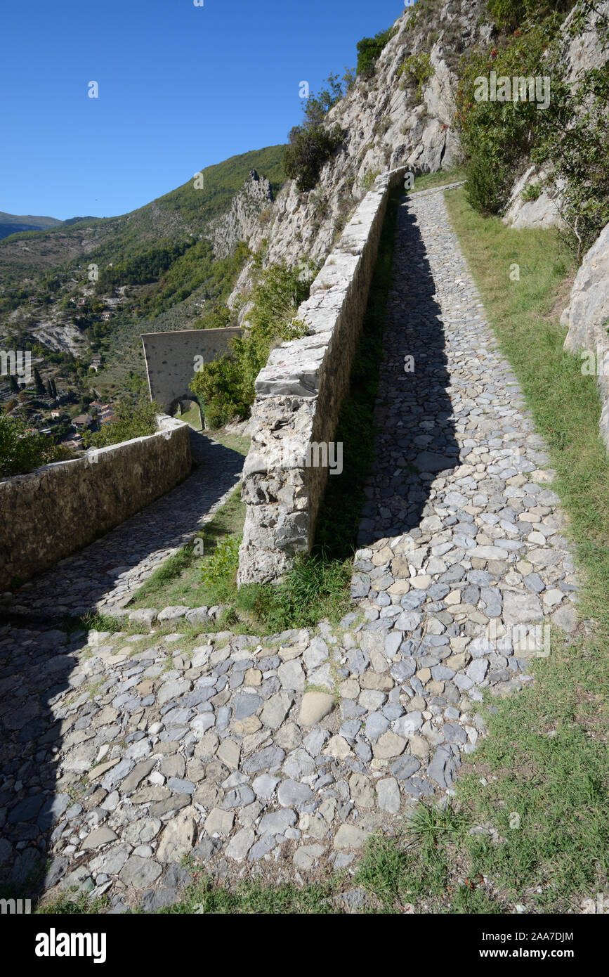 Befestigte Weg oder im Zickzack von Mauern umgebene Wanderweg führt von Entrevaux Dorf an der Zitadelle Alpes-de-Haute-Provence Provence Frankreich Stockfoto