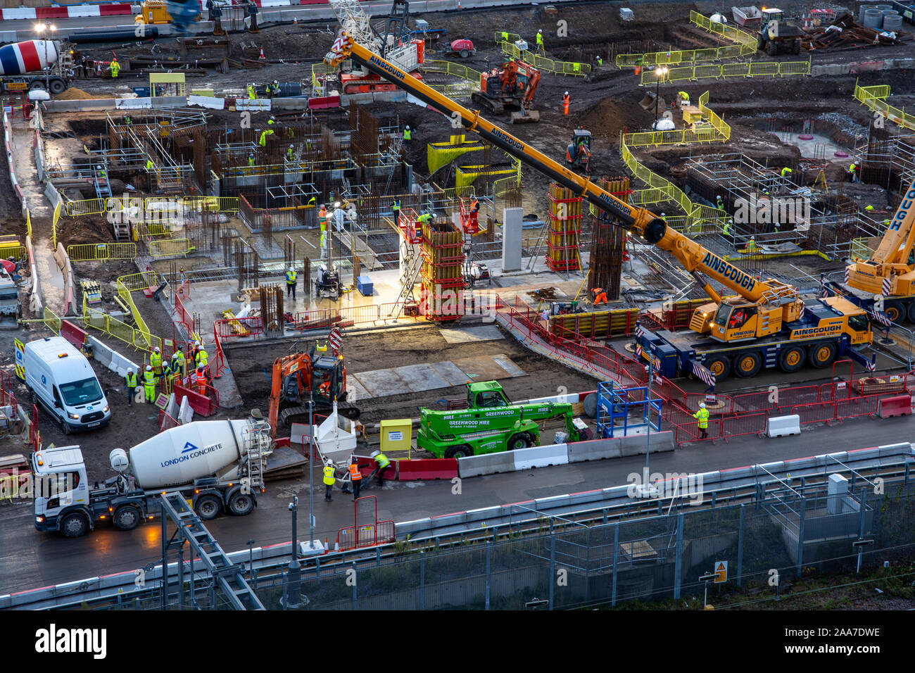 London, England, Großbritannien - 4. November 2019: Bauherren Beton auf einer Baustelle im Olympischen Park gießen während der Regeneration des Stratford neighbo Stockfoto