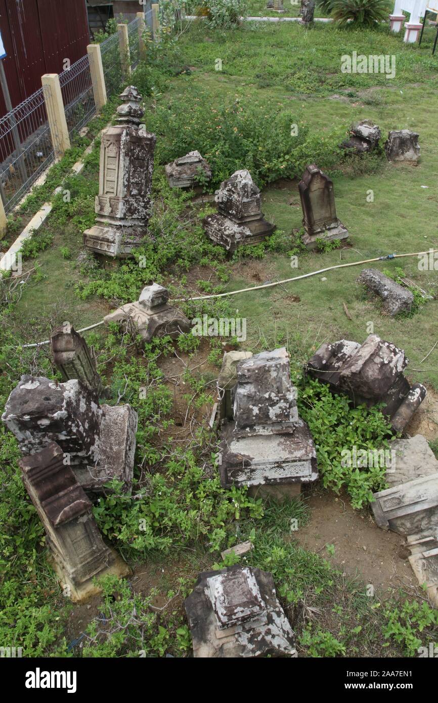 Banda Aceh, 06. November 2010. Die Umwelt und den Zustand der alten Gräber komplexe "Putroe Ijo "historische Relikt Websites aus dem 16. Jahrhundert, zerstört nach dem Erdbeben im Indischen Ozean 2004 und Tsunami. Stockfoto