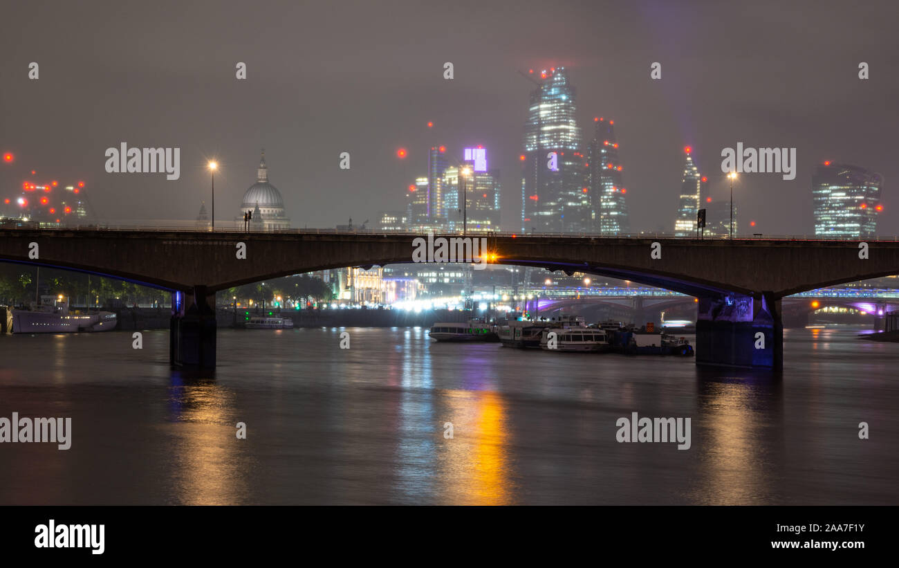 London, England, UK - 14. Oktober 2019: Wolkenkratzer und Wahrzeichen in der Skyline der Stadt London in Nebel hinter der Waterloo Bridge und die R-fade Stockfoto
