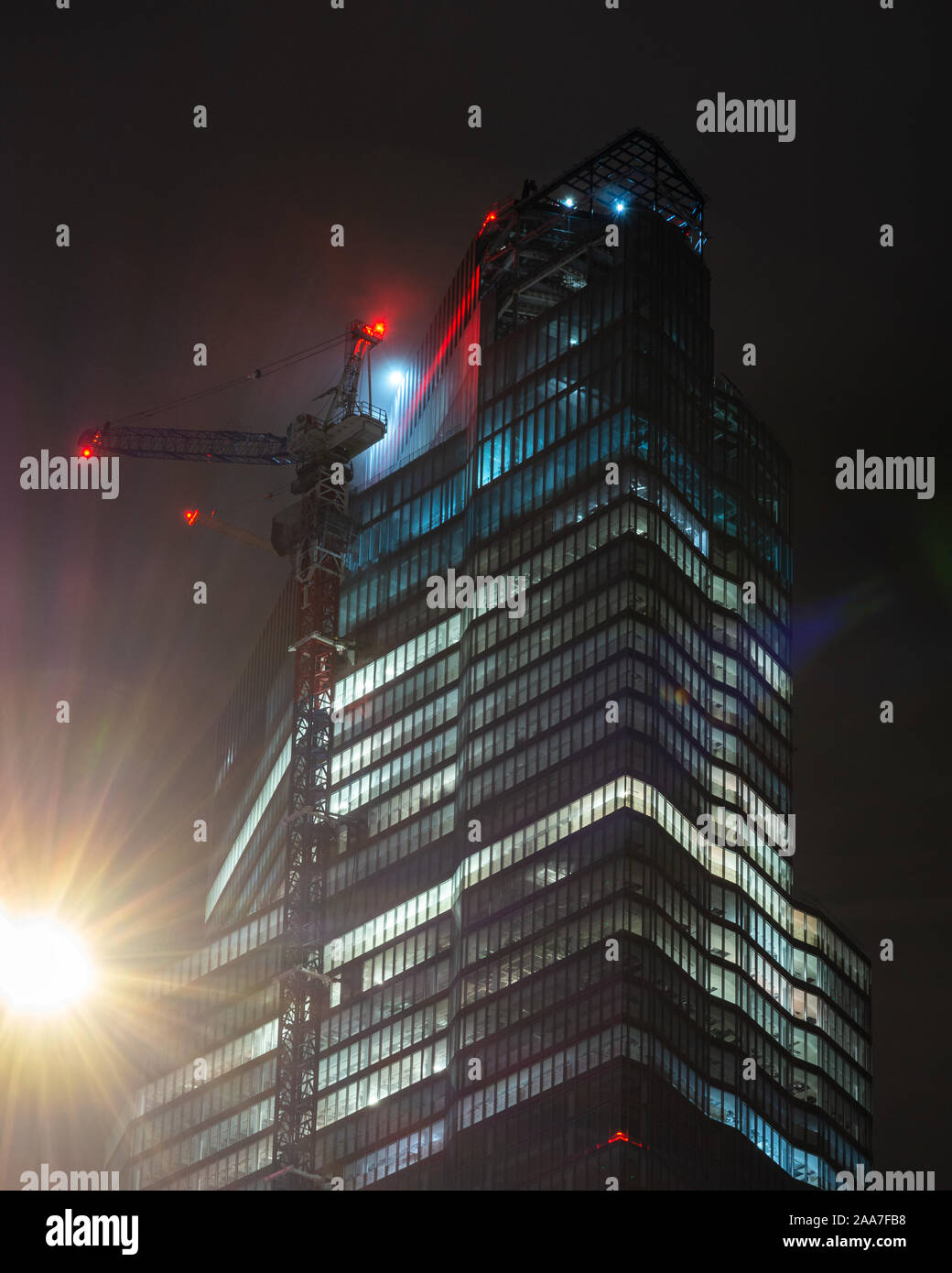 London, England, UK - Oktober 14, 2019: 22 Bishopsgate, ein neues Büro Wolkenkratzer, ist in der Nacht in der City von London Financial District beleuchtet. Stockfoto