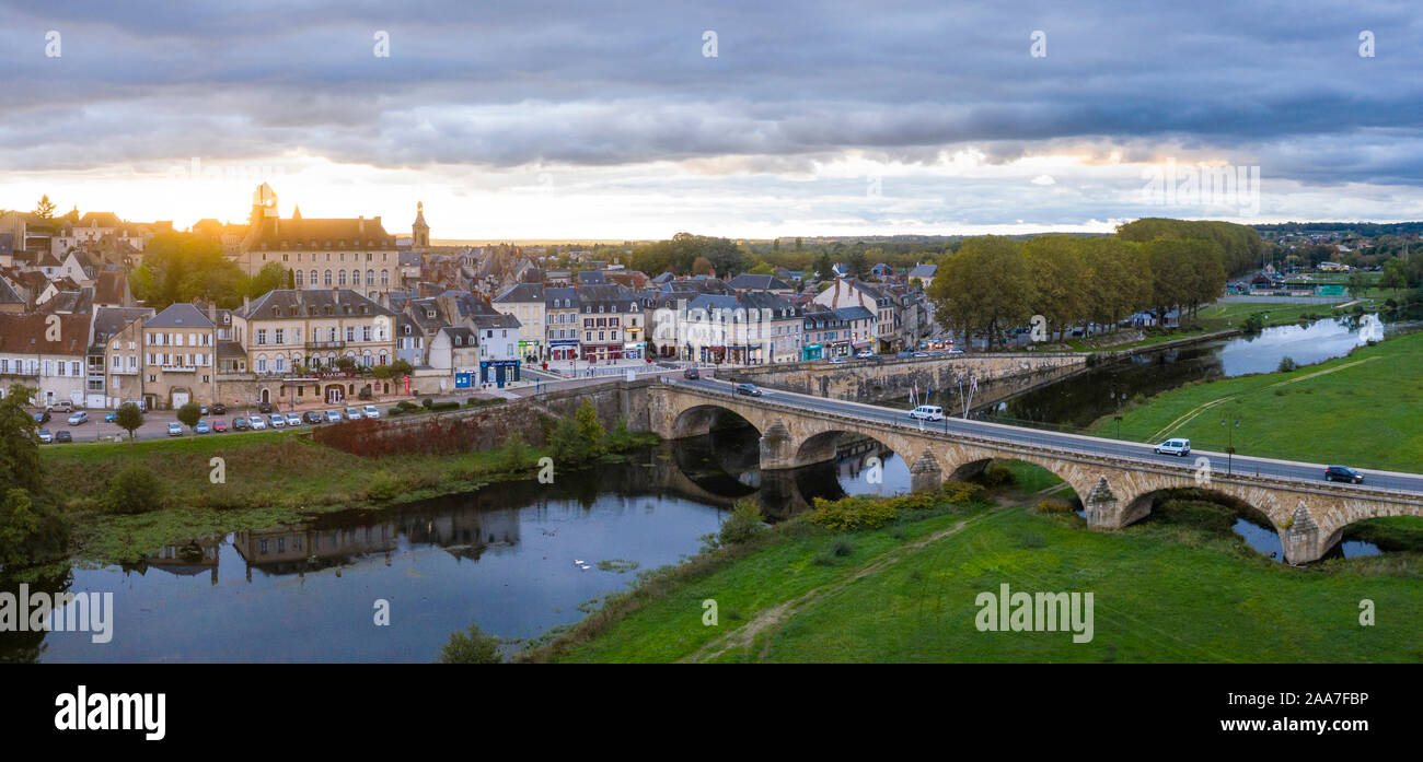 Frankreich, Nievre, Decize, die Stadt und die Brücke über die Alte Fluss Loire (Luftbild) // Frankreich, Nièvre (58), Stoke-on-Trent, la Ville et le Pont sur la Vieille Loi Stockfoto