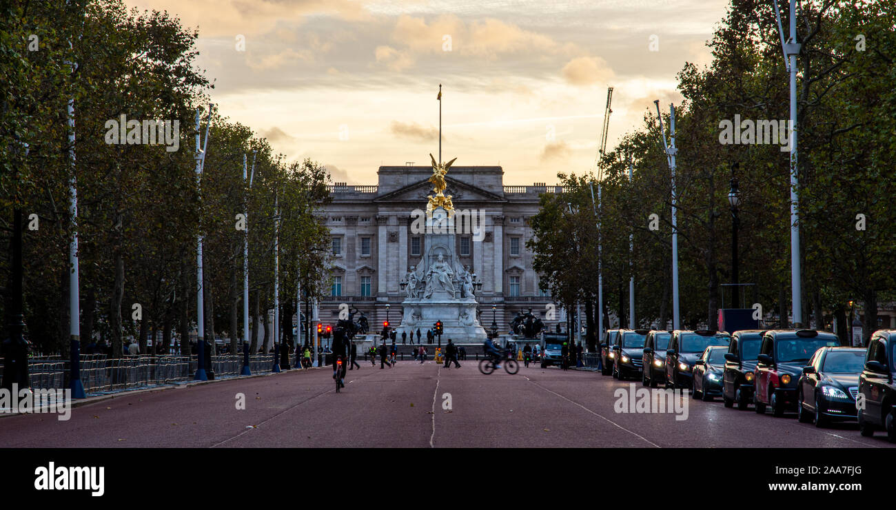 London, England, UK - Oktober 10, 2019: Radfahrer und Taxis fahren entlang der Mall neben Buckingham Palace in London. Stockfoto
