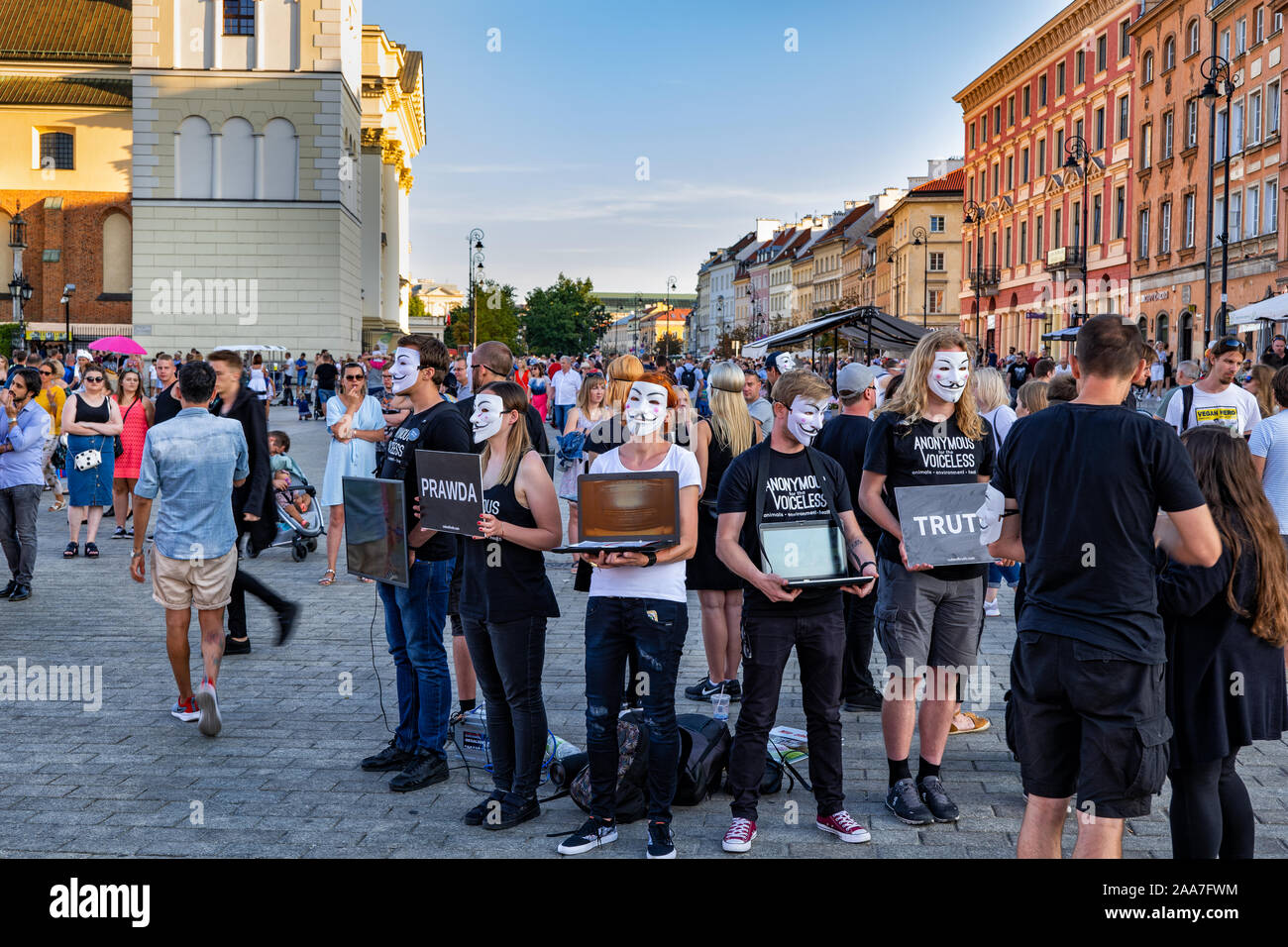 Warschau, Polen - 24 August, 2019: die Leute von Anonymen für die Stimmlosen (AV) Tierschutzorganisation in Cube der Wahrheit, der friedlichen Demonstration am Stockfoto