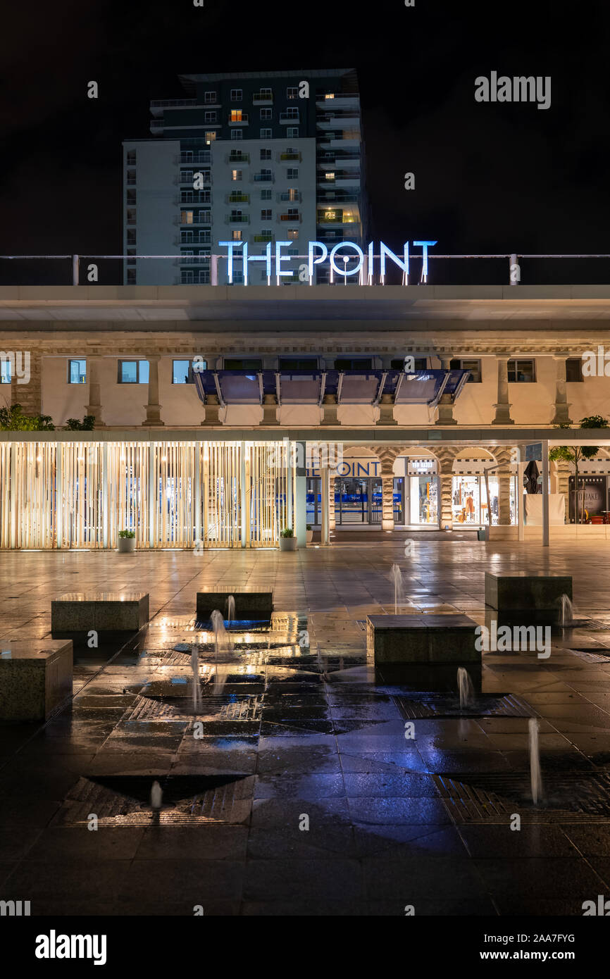 Sliema, Malta - Oktober 8, 2019: Der Shopping Mall in der Nacht, Maltas größte Shopping Mall in Tigne Point Stockfoto