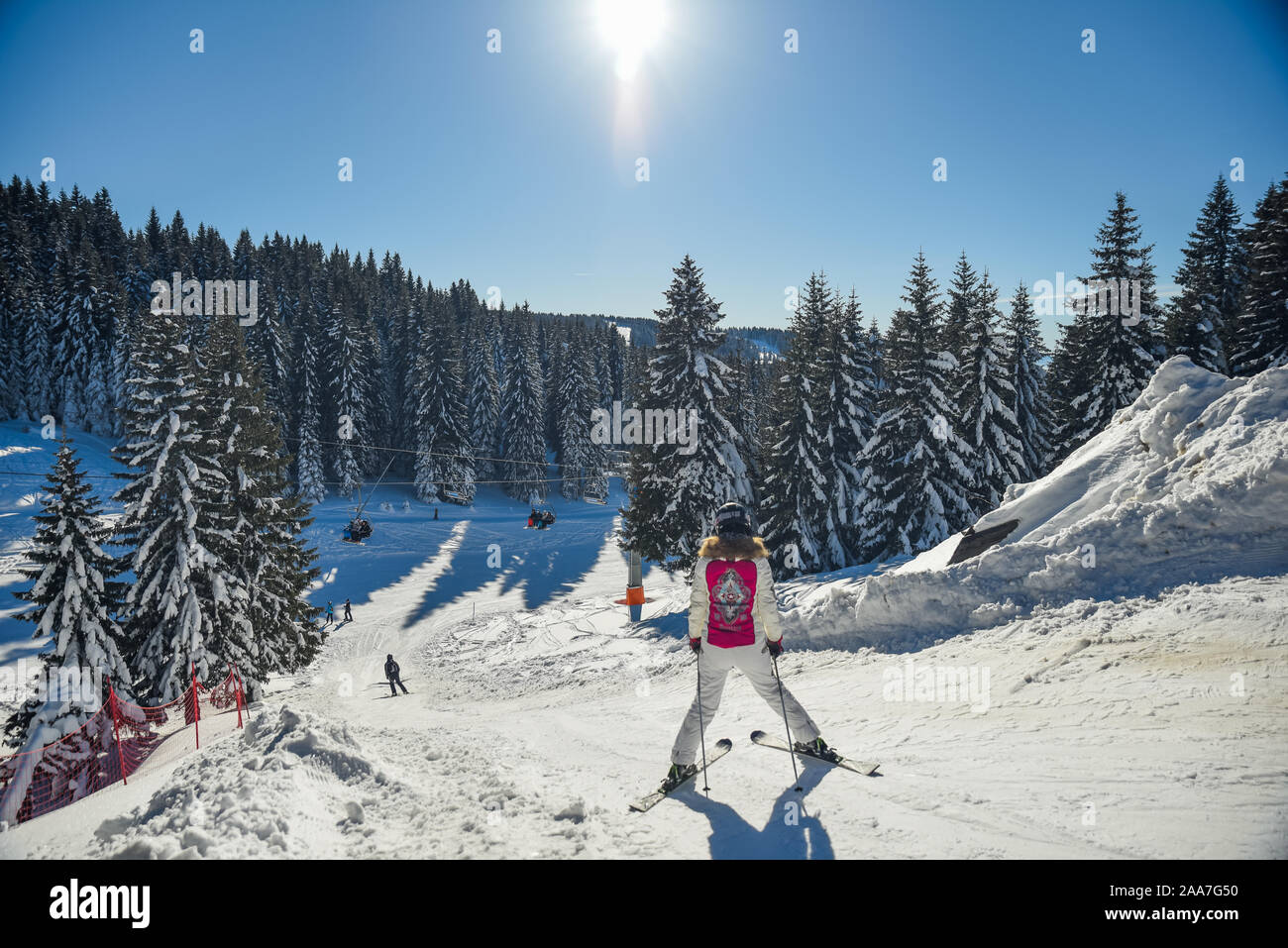 Skifahrer, die den Anfänger Steigung auf Kopaonik Berg in Serbien beim Lernen in der Skischule während der perfekte sonniges Wetter zum Skifahren Stockfoto
