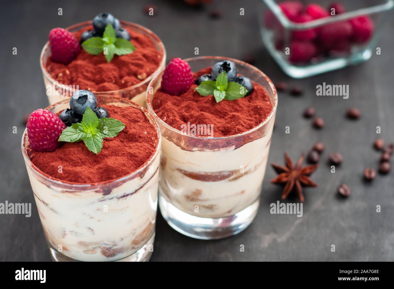 Tiramisu Dessert im Glas, mit Minze und Beeren dekoriert Stockfoto