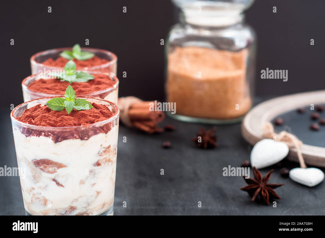Tiramisu Dessert im Glas, mit Minze und Beeren dekoriert Stockfoto