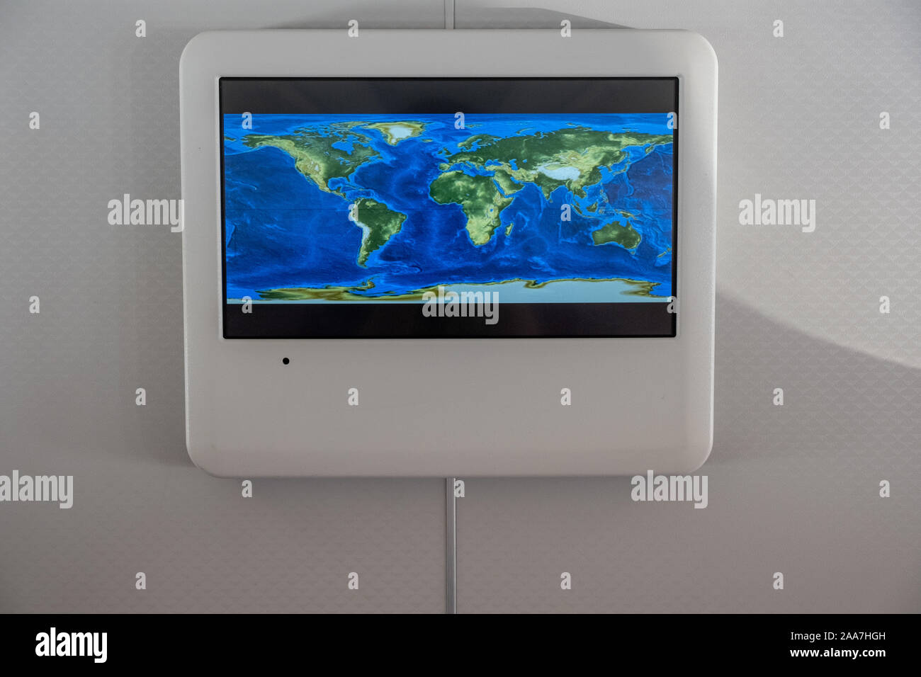 Welt Karte Monitor auf Flugzeug Trennwand. Navigation und Informationen transport Karte anzeigen. Stockfoto