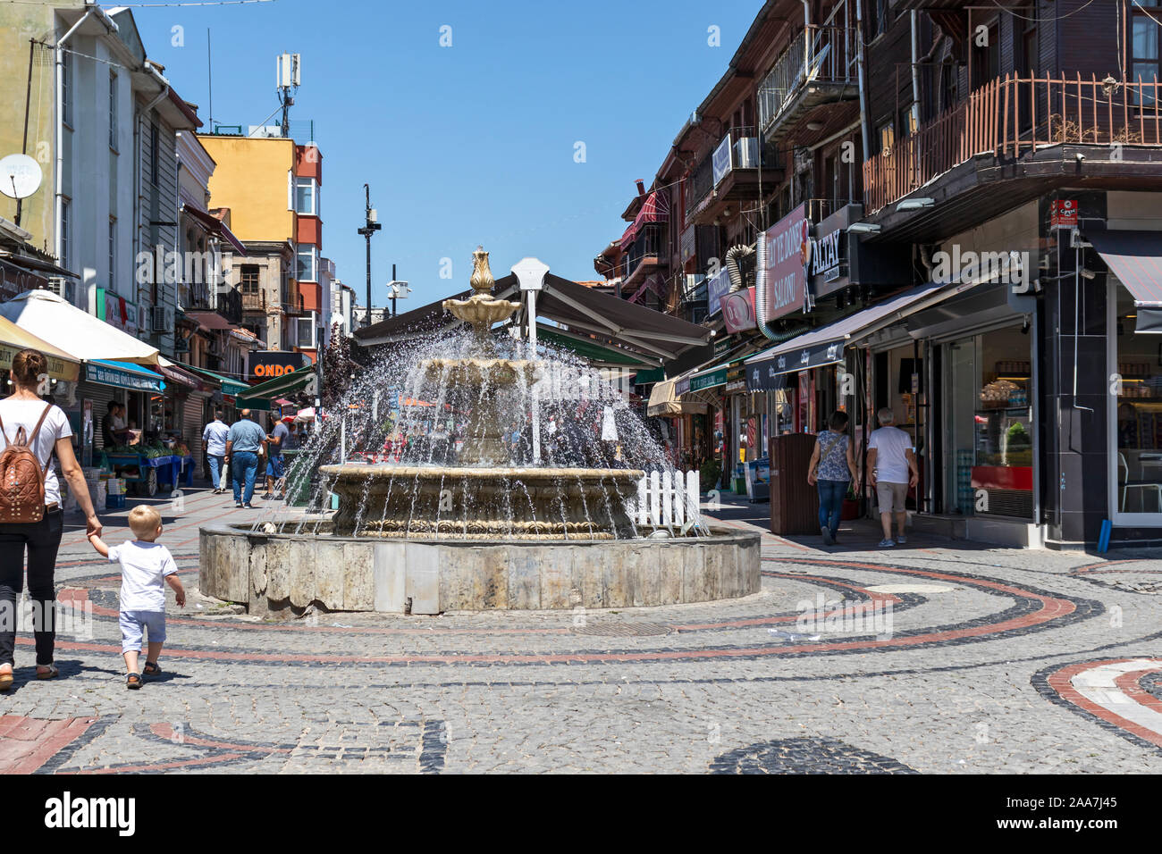 EDIRNE, Türkei - 28. JULI 2019: Einkaufen Fußgängerzone im Zentrum der Stadt Edirne, Osten Thrakien, Türkei Stockfoto