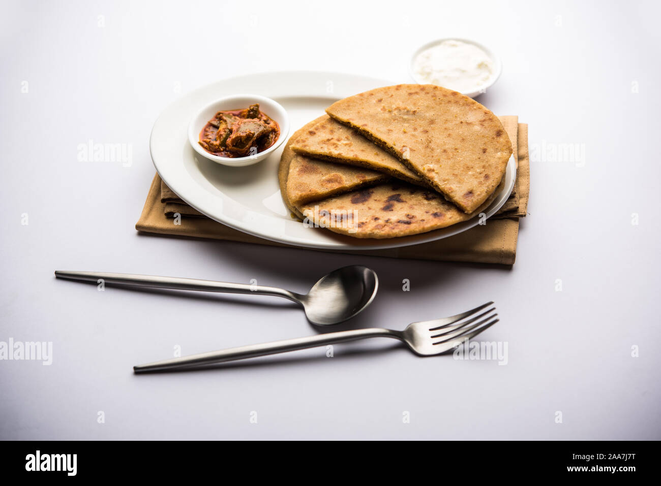 Sattu Ka Paratha / gefüllte Channa Dal Mehl Paratha serviert mit Mangoeingelegter und Quark oder Dahi Stockfoto