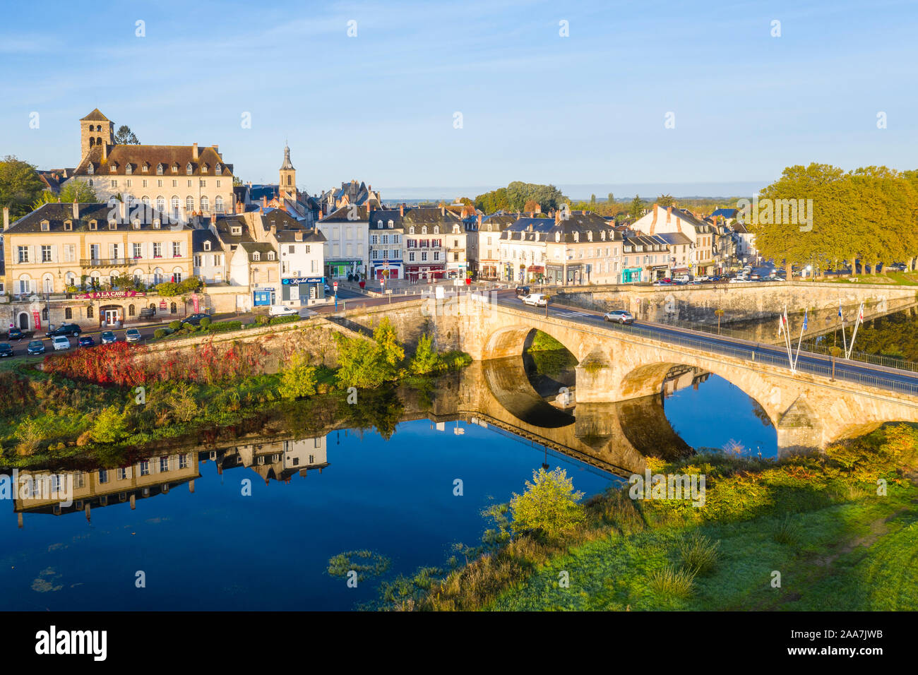 Frankreich, Nievre, Decize, die Stadt und die Brücke über die Alte Fluss Loire (Luftbild) // Frankreich, Nièvre (58), Stoke-on-Trent, la Ville et le Pont sur la Vieille Loi Stockfoto