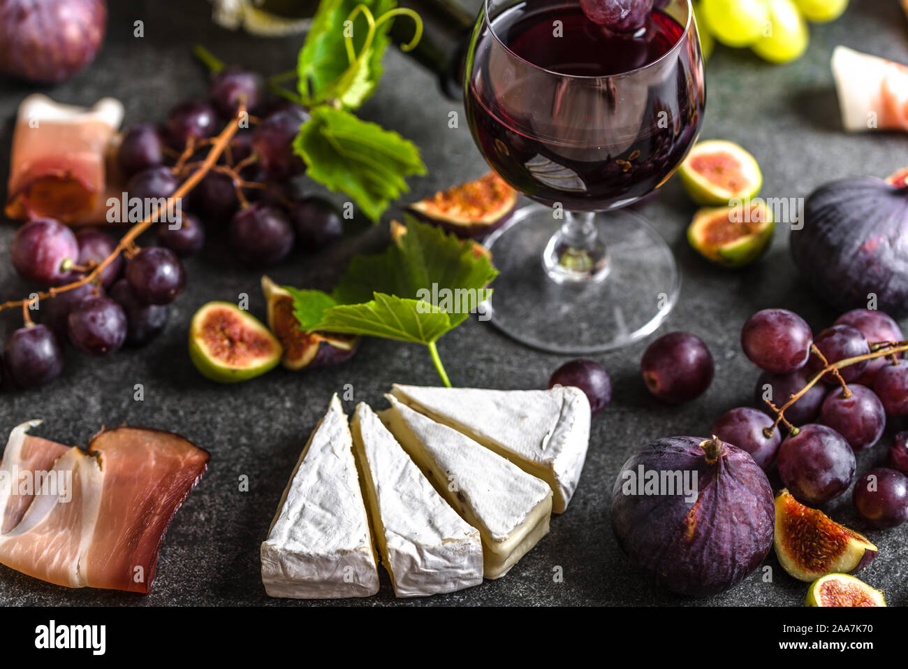 Buffet mit Wein Snack oder französische Vorspeise. Glas Rotwein, Käse, Fleisch und Obst. Stockfoto