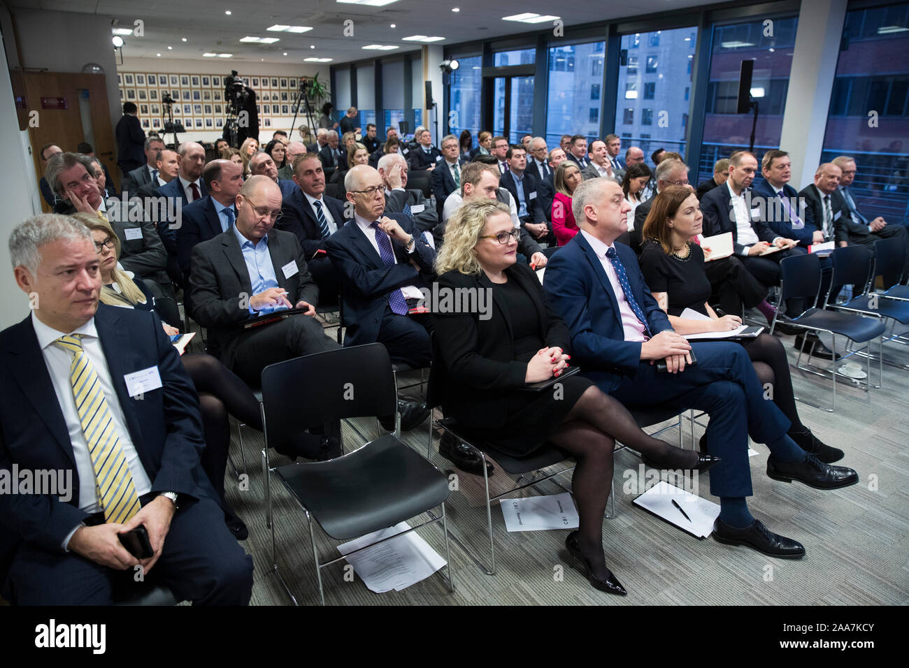 Eingeladen, lokale Führungskräfte im Publikum während der CBI NI business Wahl Hustings an der Juristischen Gesellschaft in Nordirland. Stockfoto