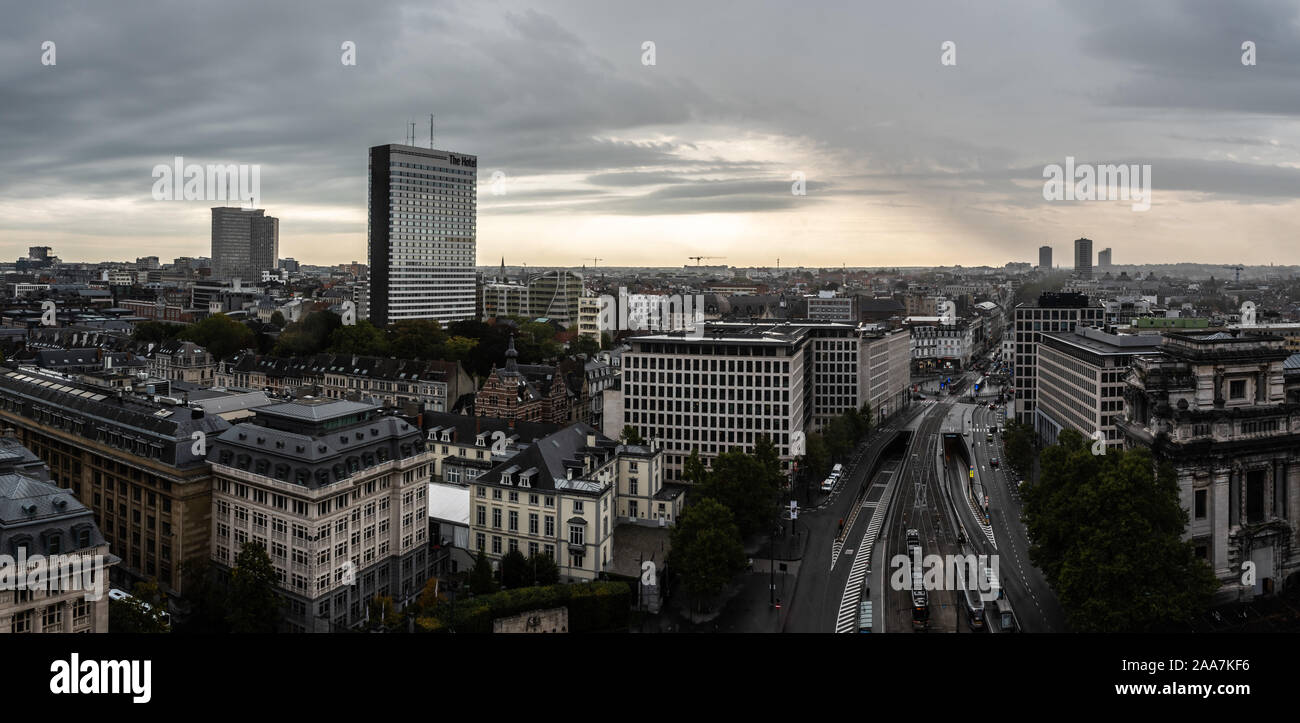 Region Hauptstadt Brüssel/Belgien - 10 16 2019: Luftaufnahme über der Skyline von Brüssel mit wechselnden verregneten und nebligen Wetter Stockfoto