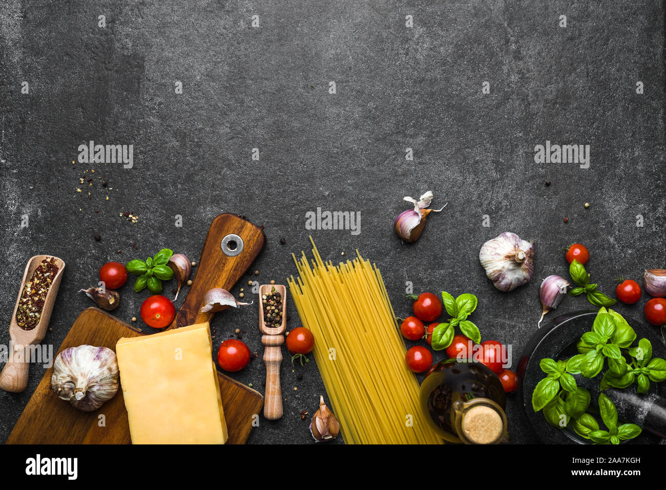 Italienisches Essen Zutaten: Nudeln, Parmesan, Tomaten, Basilikum, Olivenöl, Öl Stockfoto