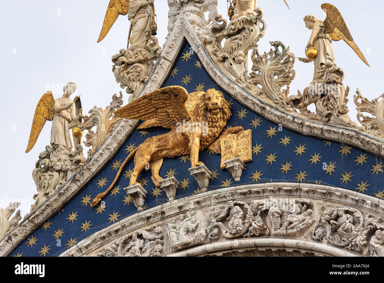 Venedig, Nahaufnahme der Basilika und der Kathedrale von San Marco (St. Der Evangelist Markus), mit Golden geflügelten Löwen. UNESCO-Weltkulturerbe, Italien Stockfoto